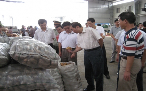 2006年9月嘉興市委書記、市人大主任黃坤明一行蒞臨蔬菜市場(chǎng)視察菜籃子供應(yīng)工作