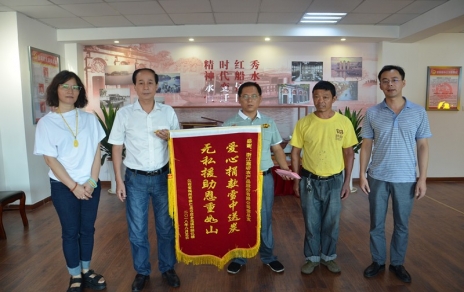 心中的愛(ài)用行動(dòng)表達(dá)，希望的燈有你我點(diǎn)亮