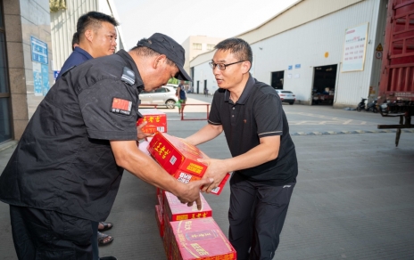 戰(zhàn)高溫、保供應(yīng)，嘉興市財(cái)貿(mào)工會(huì)主席陳云建慰問(wèn)我司基層員工
